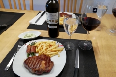 Entrecote mit Pommes, Bohnen im Speckmantel und Kräuterbutter