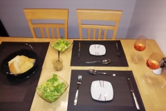 Grüne Olivenpaste mit Fladenbrot und Salat