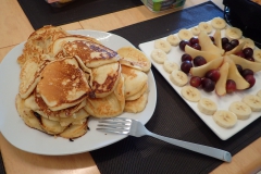 Buttermilk-Pancakes mit Obst