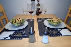 Gebackener Mozzarella auf Salat