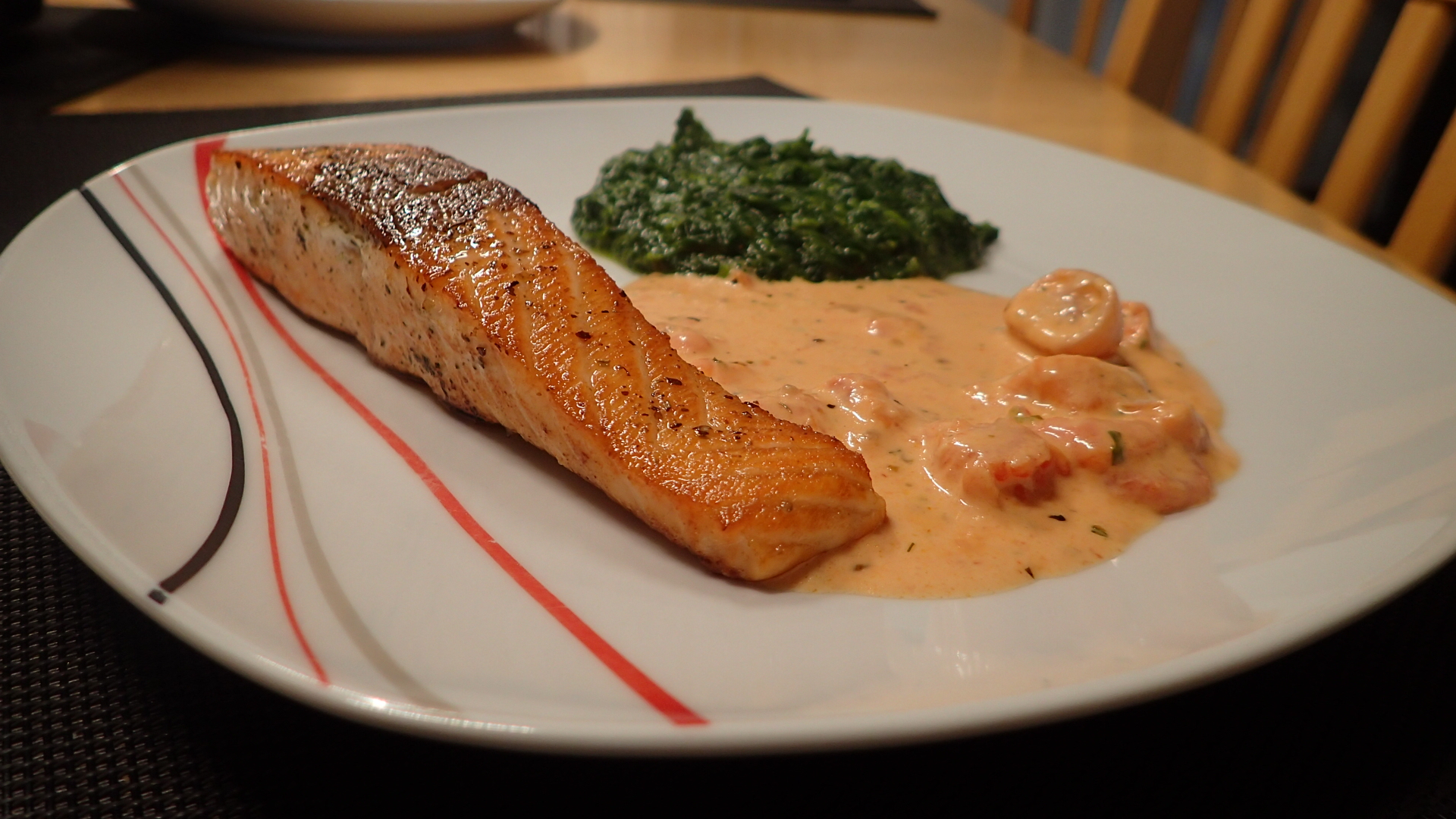 Lachs in Tomaten-Sahne-Sauce