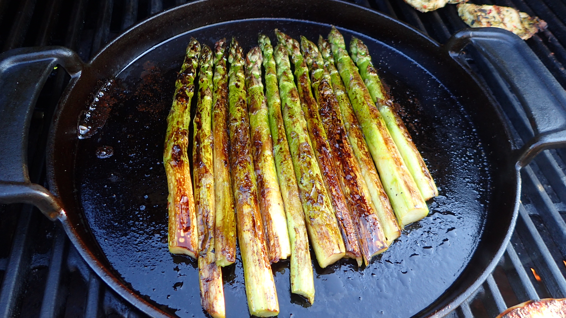 grüner Spargel, gebraten/gegrillt