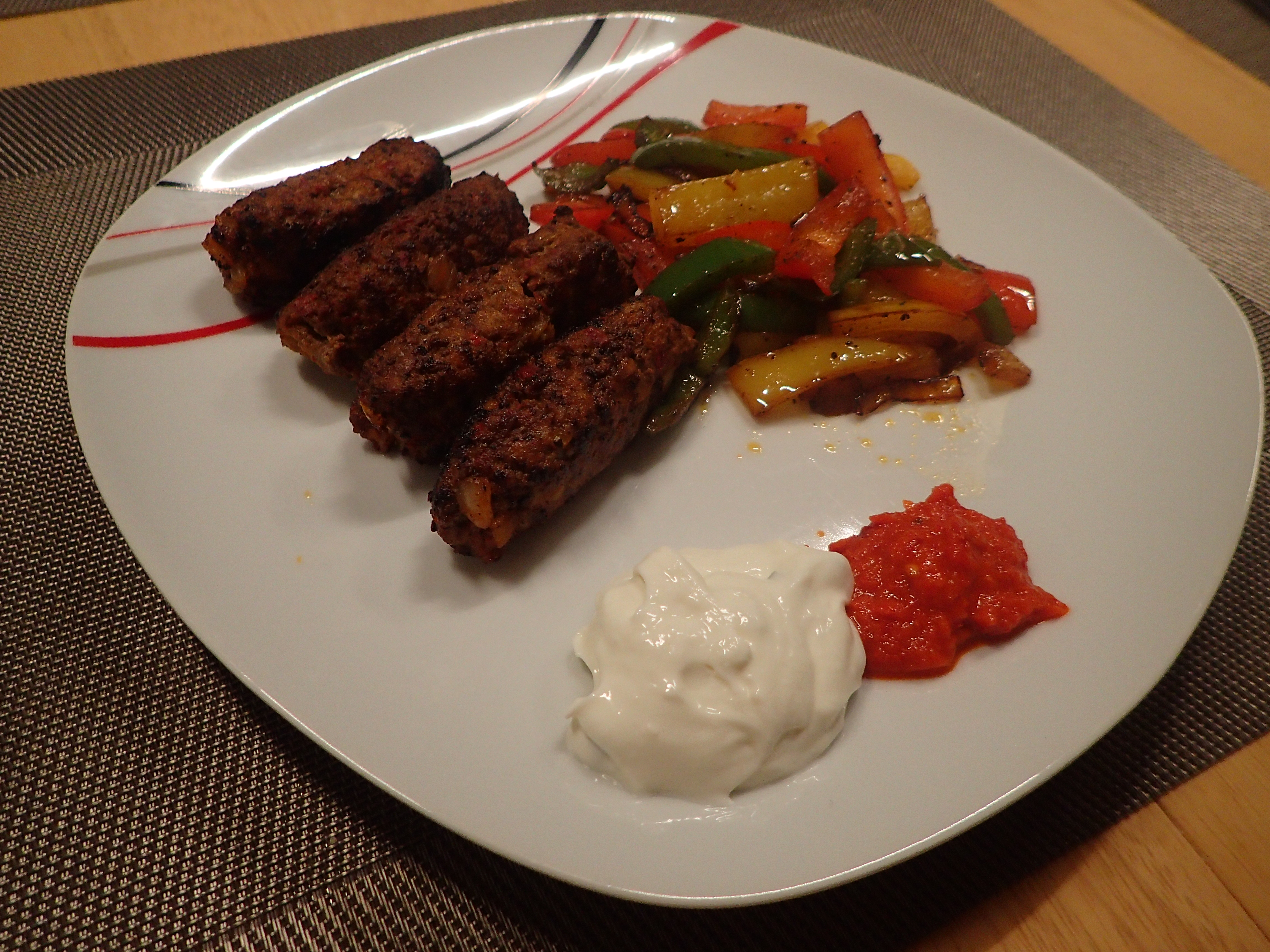 Cevapcici mit Paprikagemüse