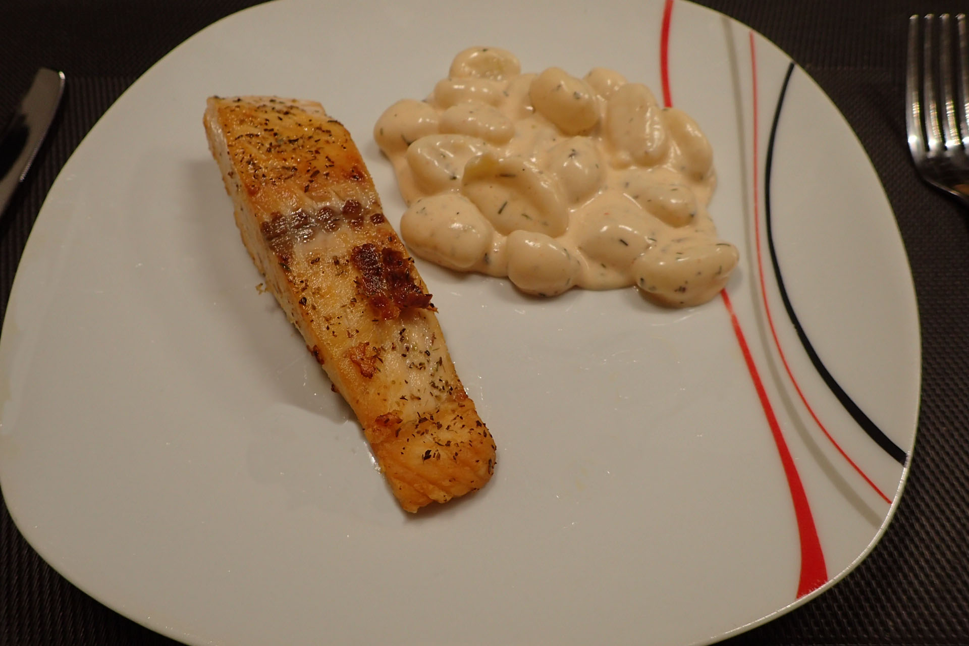 Lachs mit Gnocchi-Sahne-Sauce