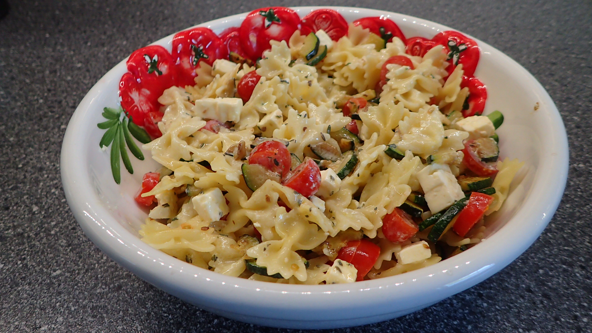 Nudelsalat mit Feta-Dressing