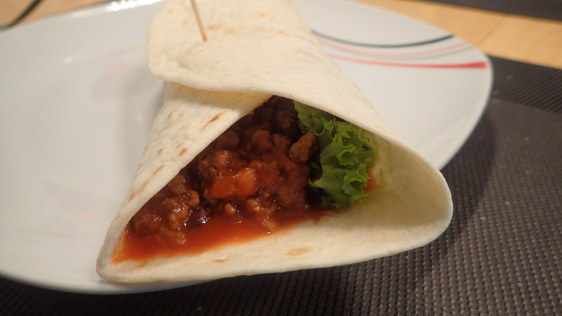 Tortillas oder Tacos mit Hackfleisch und Avocado-Feta-Creme