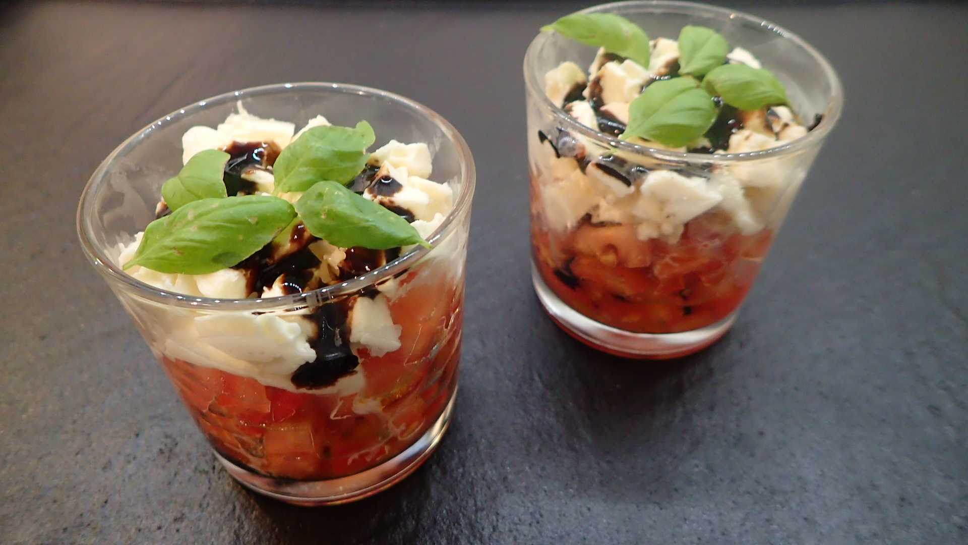 Tomate-Mozzarella im Glas