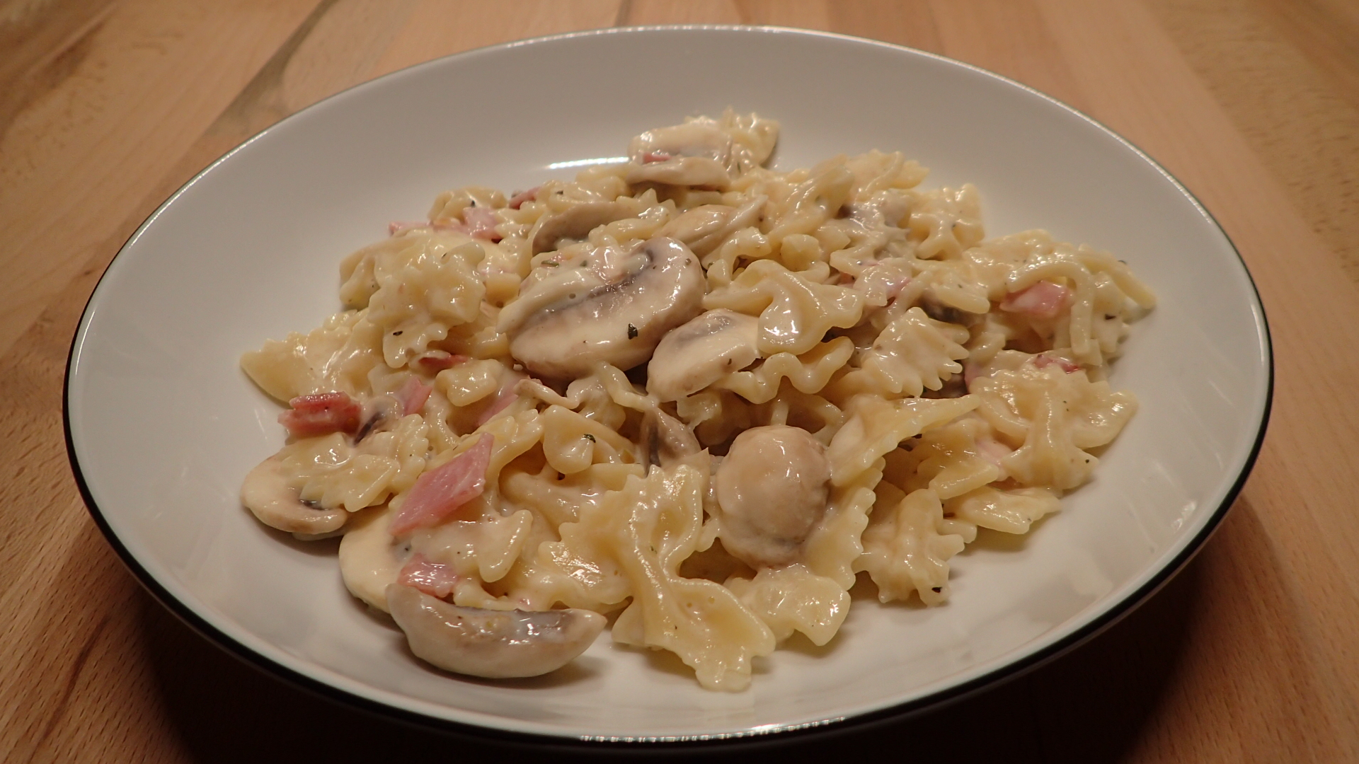 Nudeln mit Schinken-Champignon-Sahne-Soße