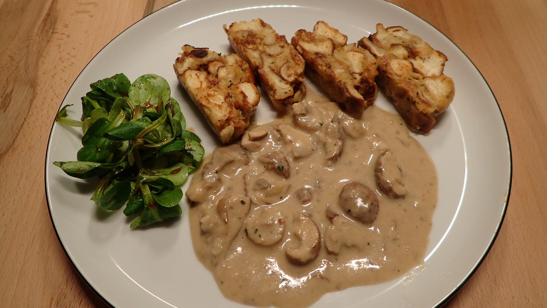 Brezenknödel mit Pilzrahmsauce