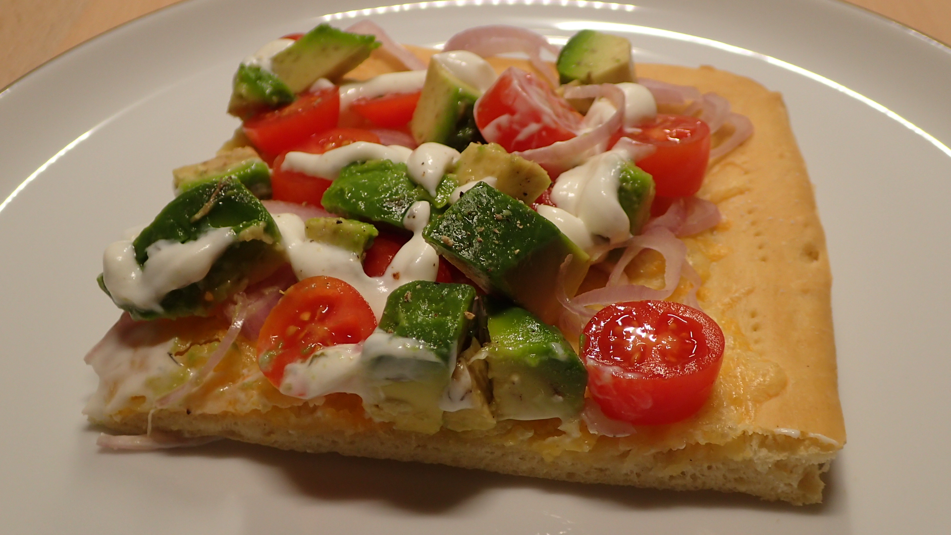 Avocado-Tomaten-Pizza