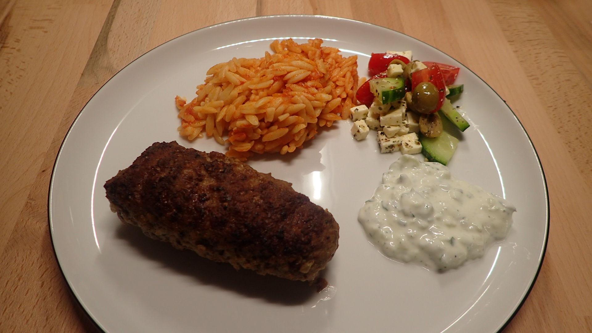 Bifteki mit Oliven-Feta-Füllung
