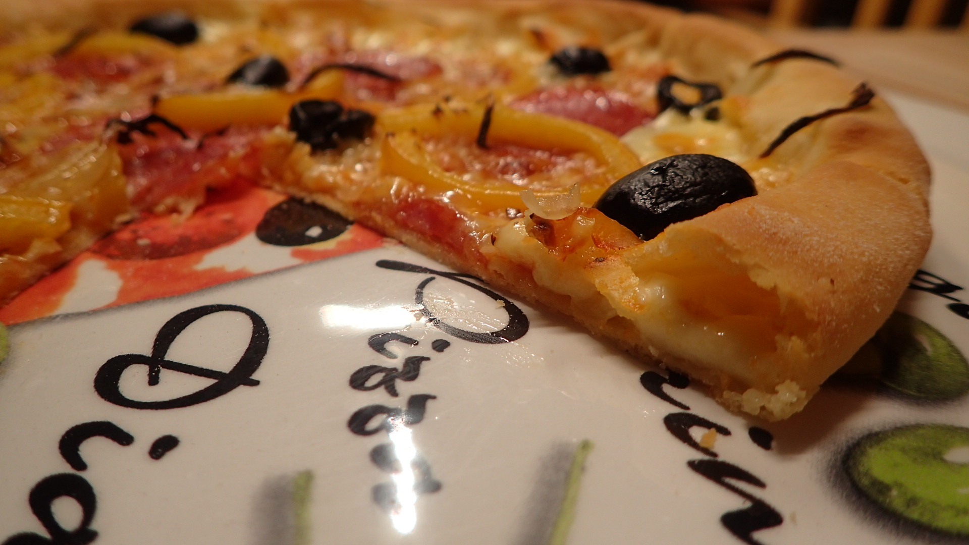 Pan Pizza mit Käserand