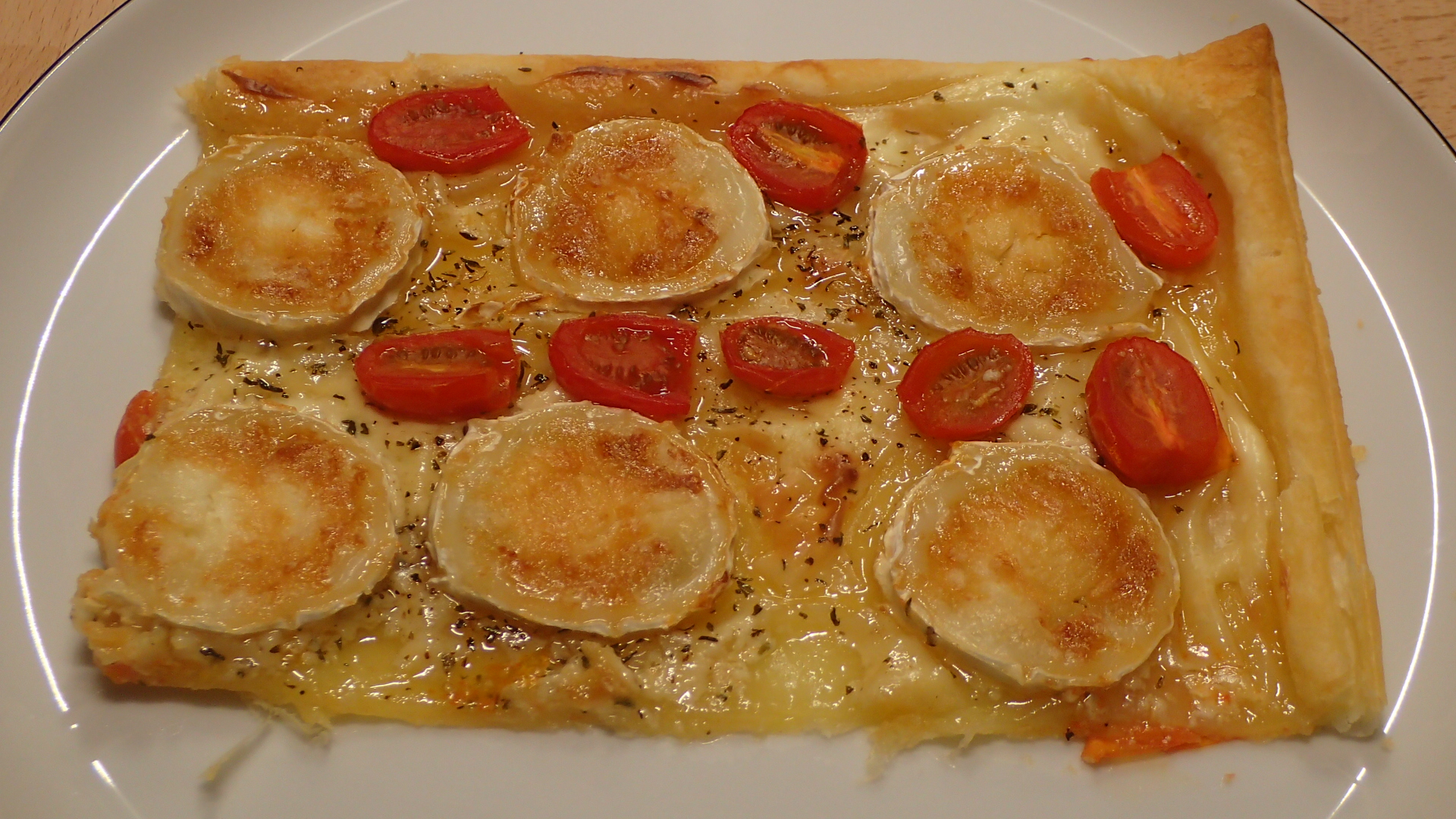 Blätterteigpizza mit Ziegenkäse und Tomaten