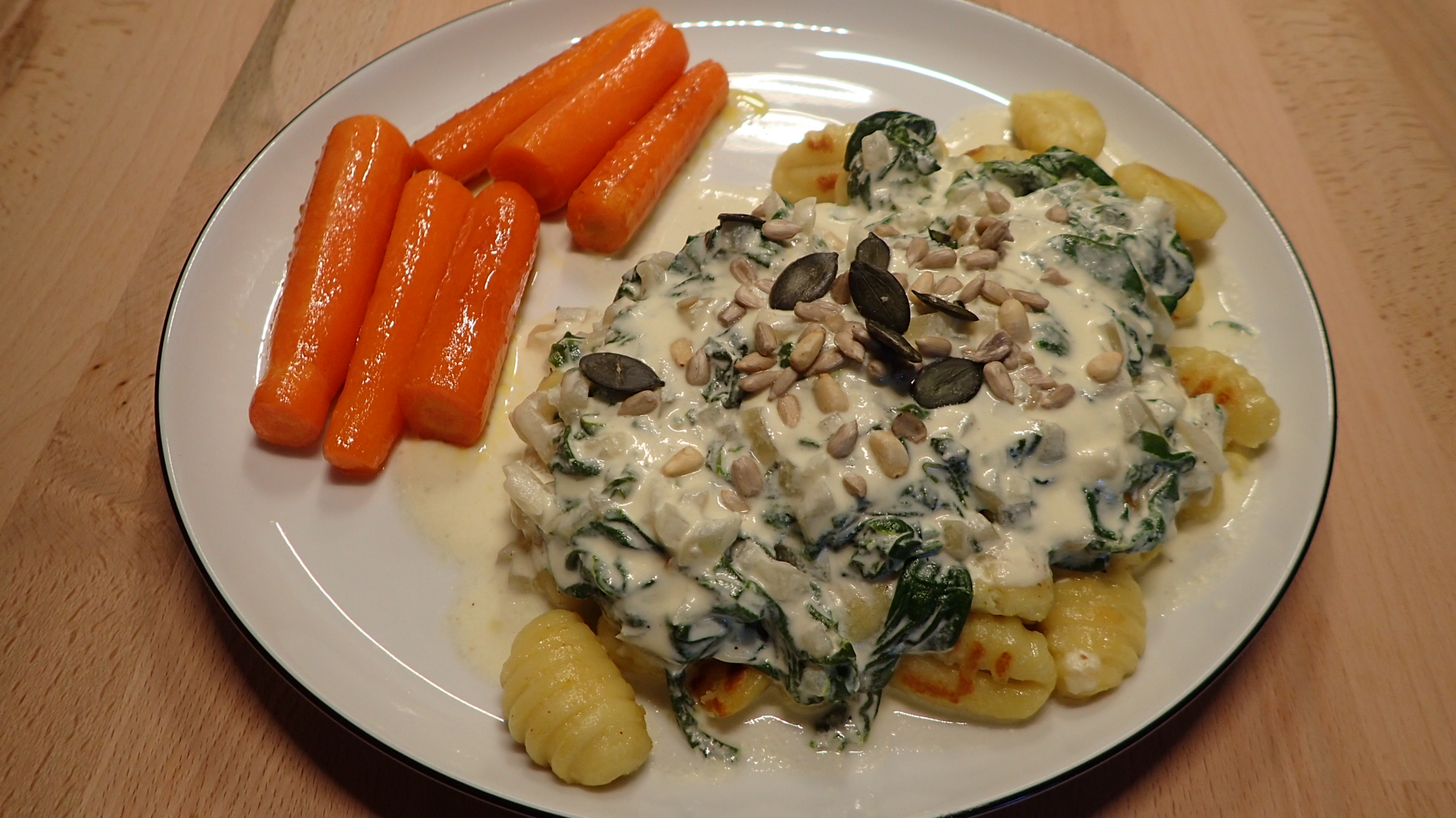 Gnocchi mit Spinatcreme und Karotten
