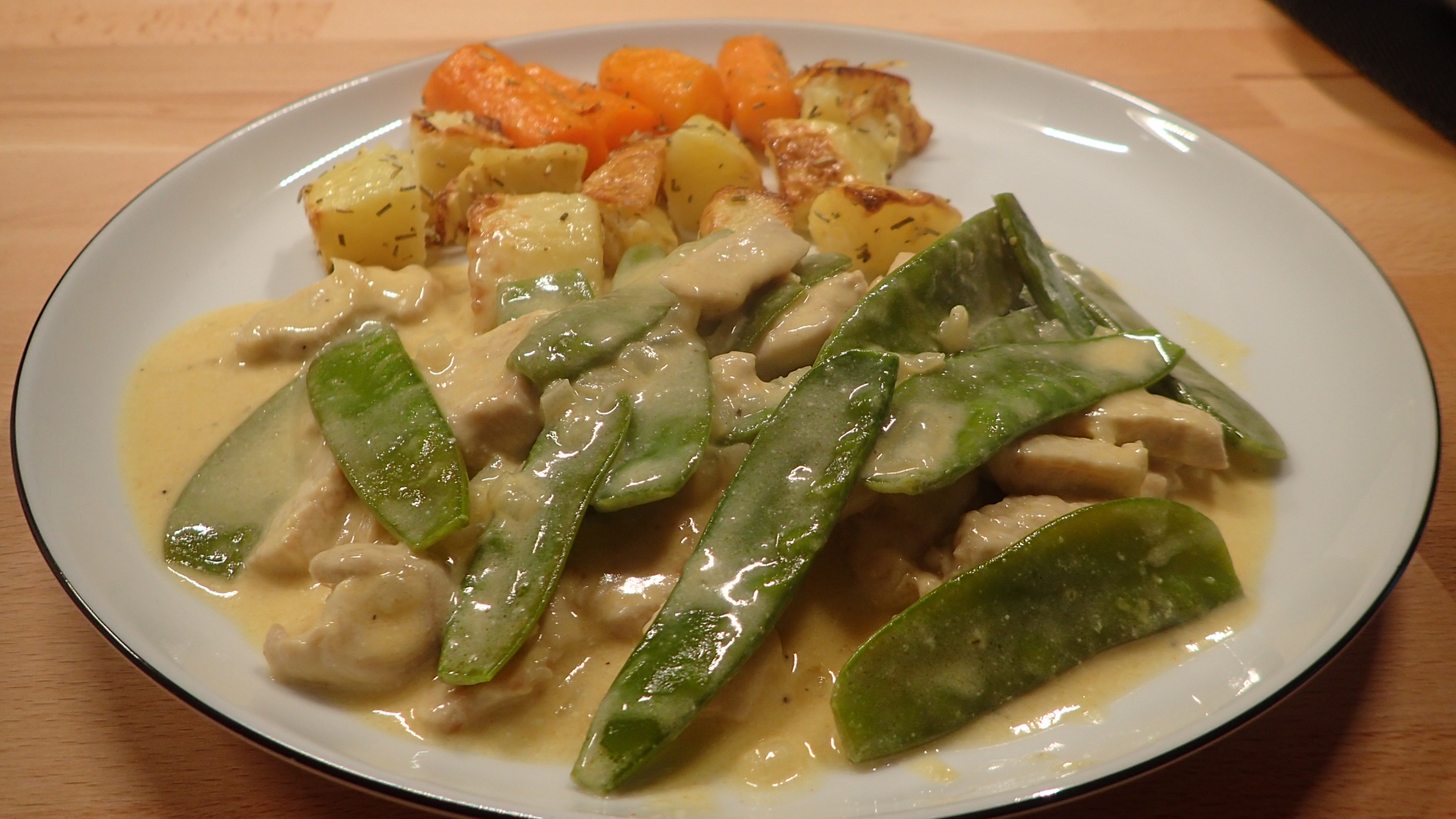 Puten-Curry-Geschnetzeltes mit Zuckerschoten