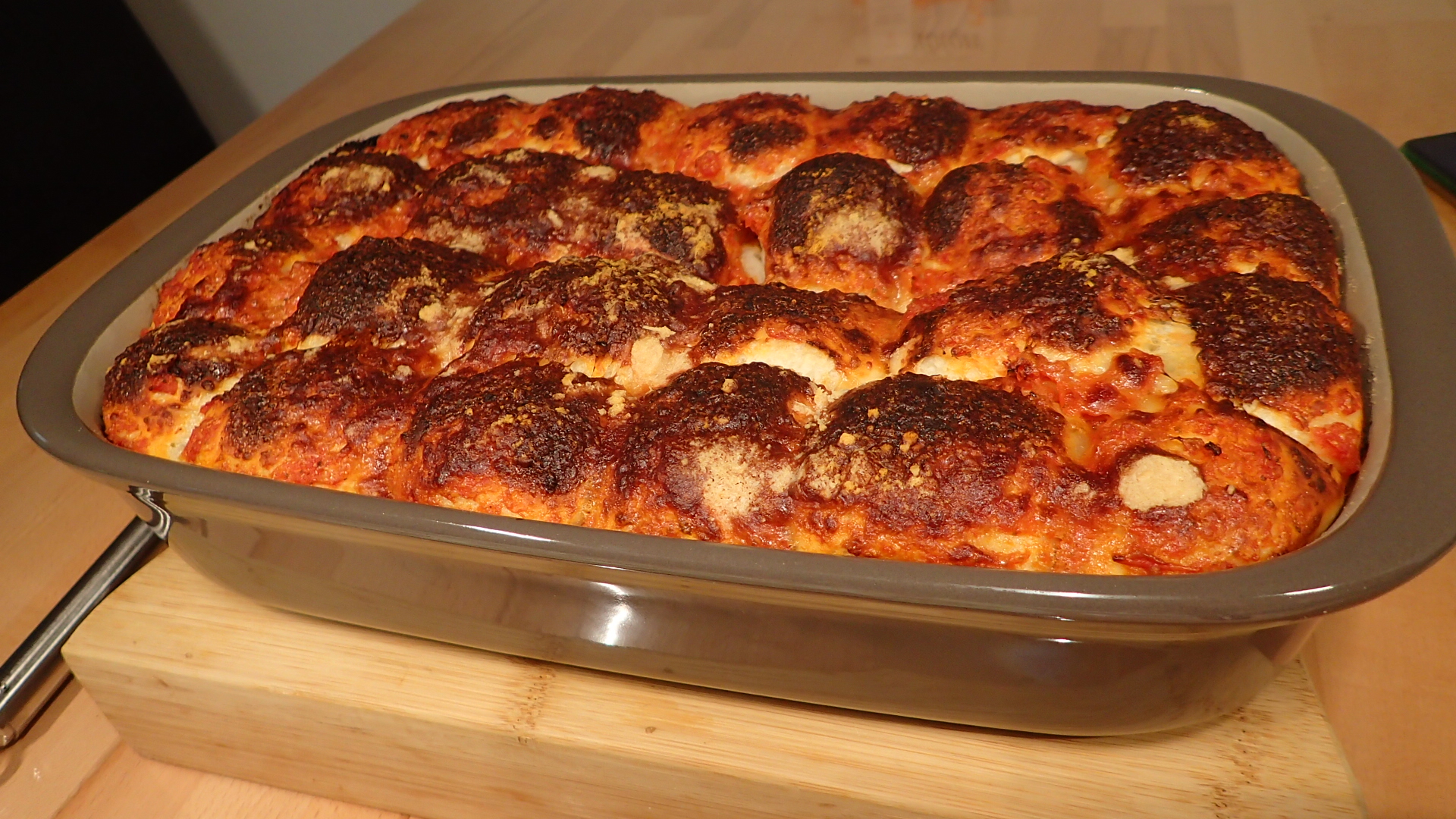 Pizzabällchen in Tomatensauce aus dem Ofen