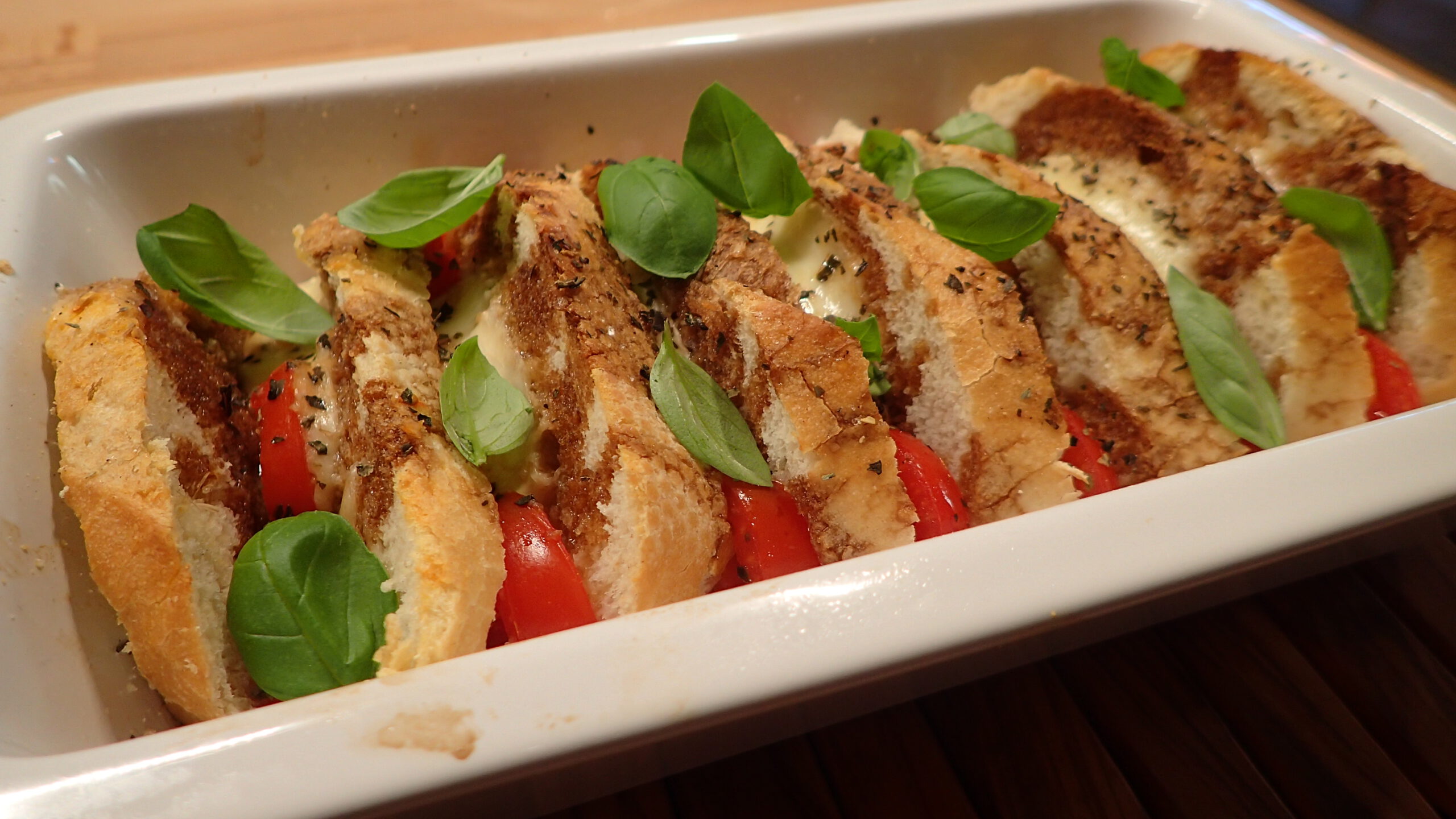 Tomate-Mozzarella-Brot-Auflauf