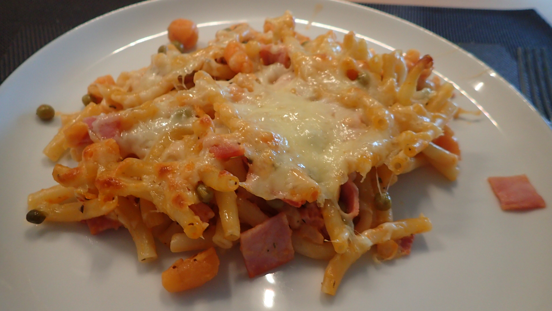 Nudelauflauf mit Schinken, Erbsen und Möhrchen