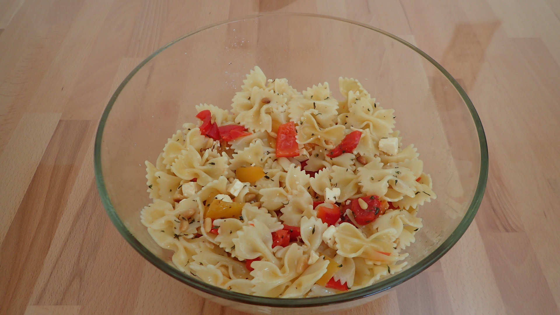 Nudelsalat mit gegrillten Paprika und Feta