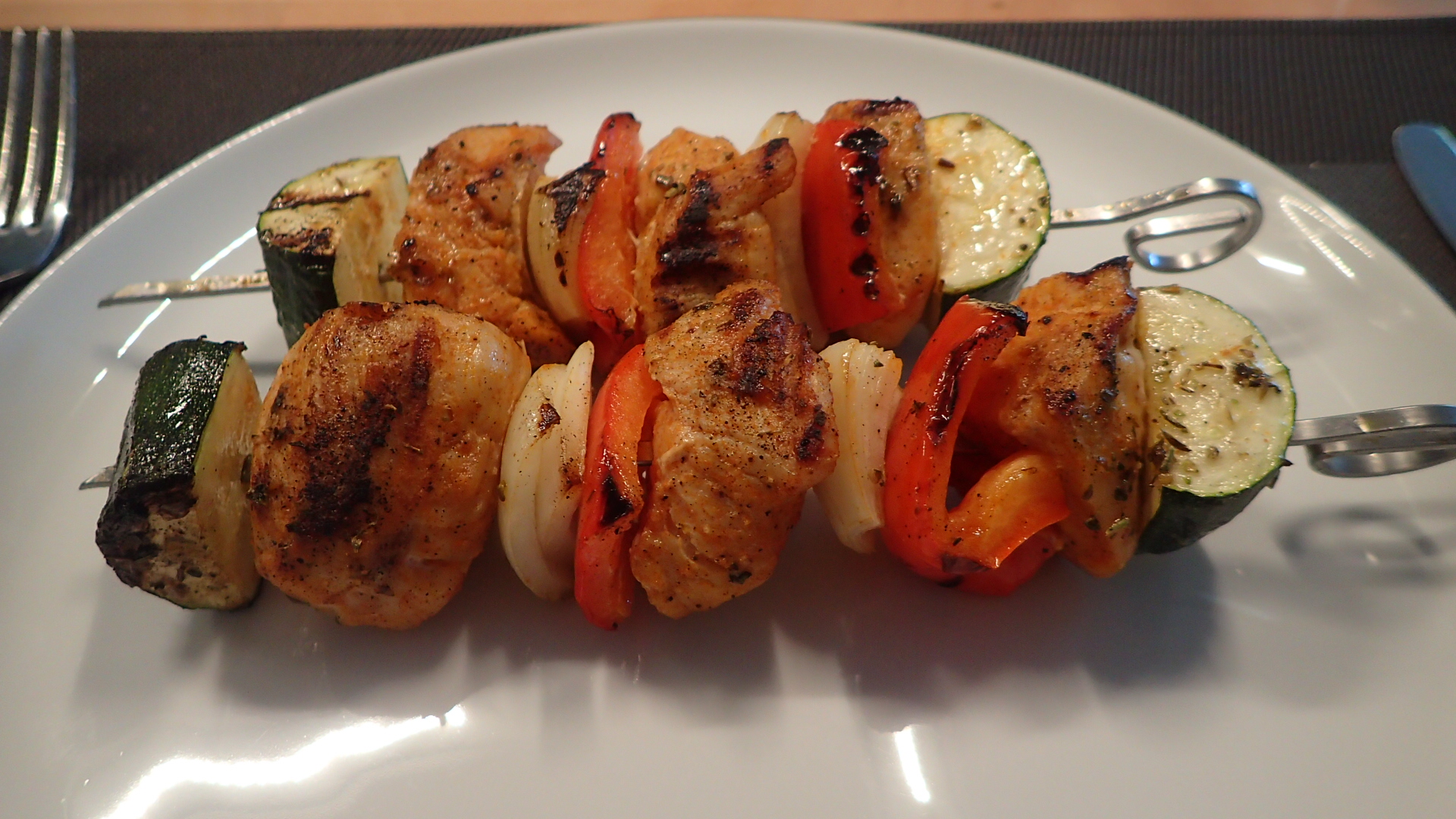 Hähnchen-Gemüse-Spieße